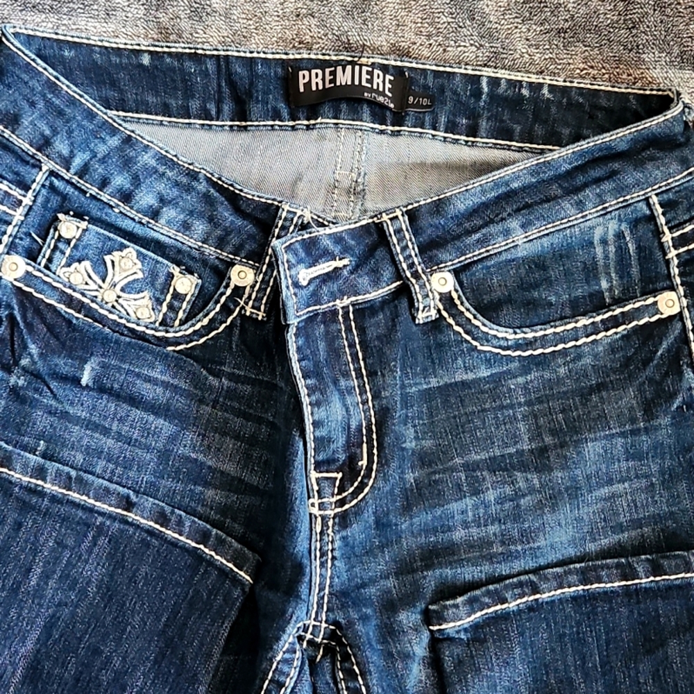 Dark blue jeans with little stonewash on thighs